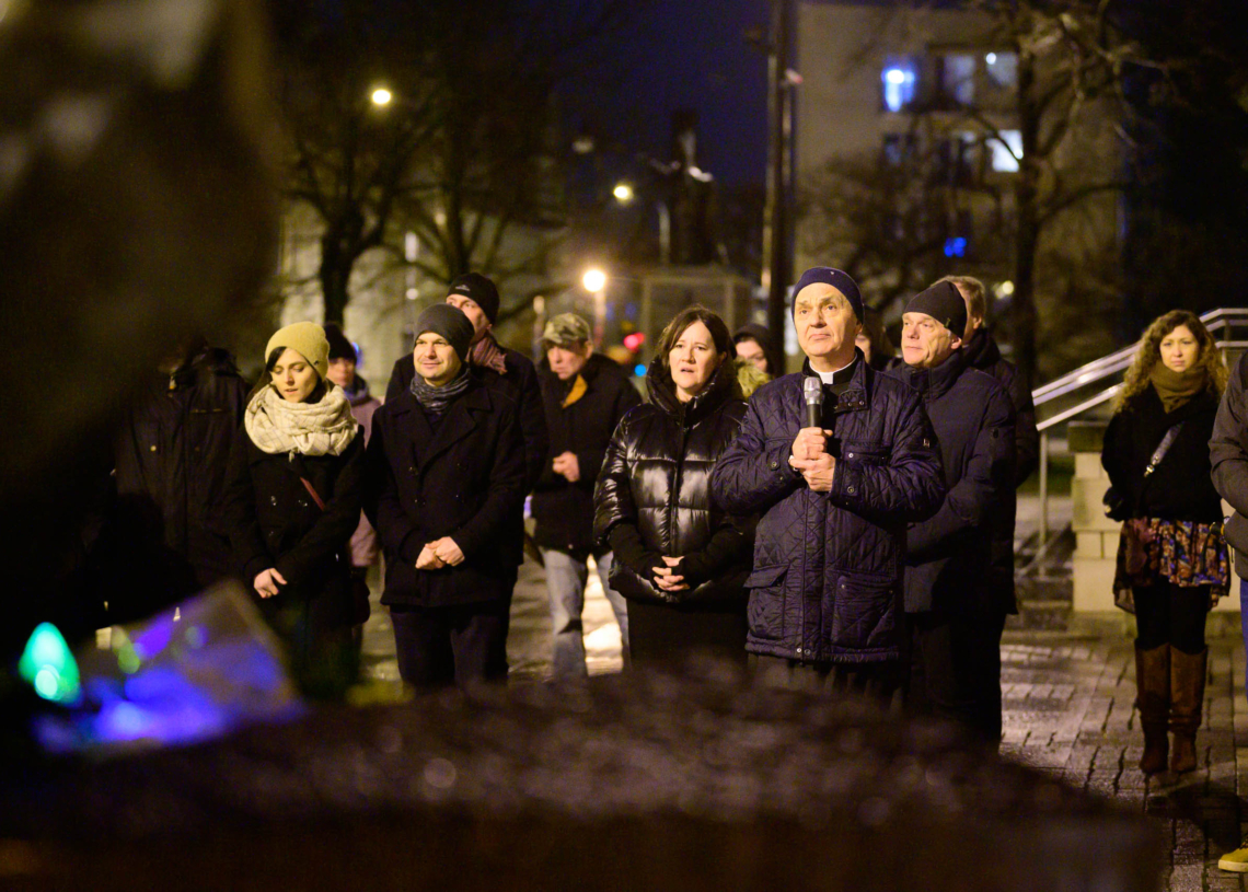 18. rocznica śmierci Jana Pawła II - nocne czuwanie przed pomnikiem Ojca Świętego w Łodzi