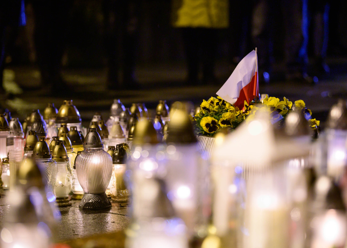 18. rocznica śmierci Jana Pawła II - nocne czuwanie przed pomnikiem Ojca Świętego w Łodzi