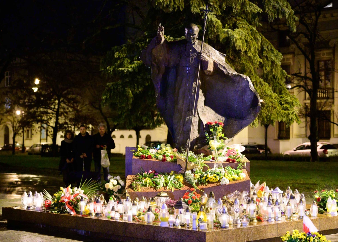 18. rocznica śmierci Jana Pawła II - nocne czuwanie przed pomnikiem Ojca Świętego w Łodzi
