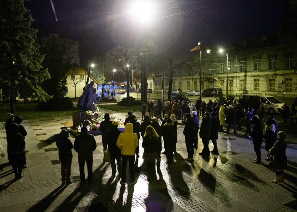 18. rocznica śmierci Jana Pawła II - nocne czuwanie przed pomnikiem Ojca Świętego w Łodzi