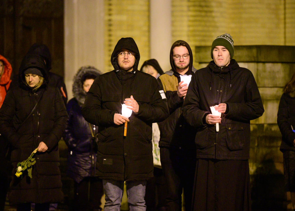 18. rocznica śmierci Jana Pawła II - nocne czuwanie przed pomnikiem Ojca Świętego w Łodzi