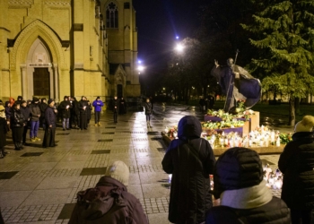 18. rocznica śmierci Jana Pawła II - nocne czuwanie przed pomnikiem Ojca Świętego w Łodzi