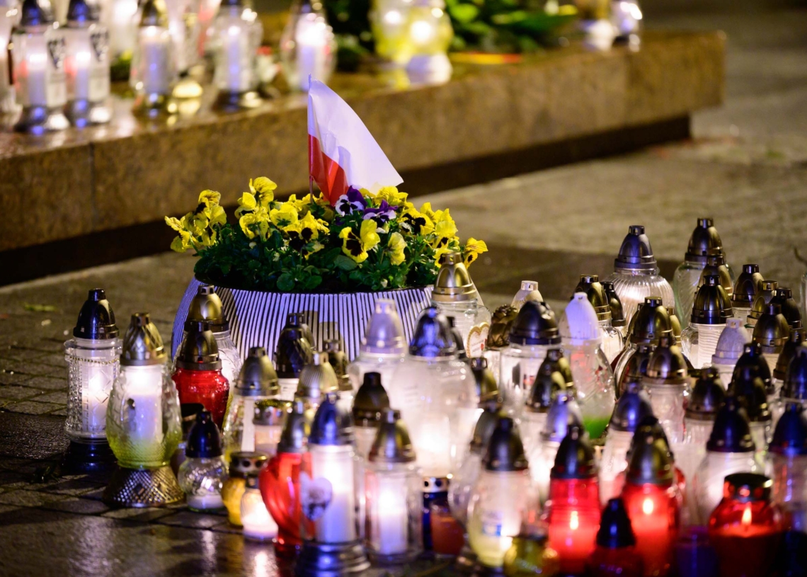 18. rocznica śmierci Jana Pawła II - nocne czuwanie przed pomnikiem Ojca Świętego w Łodzi