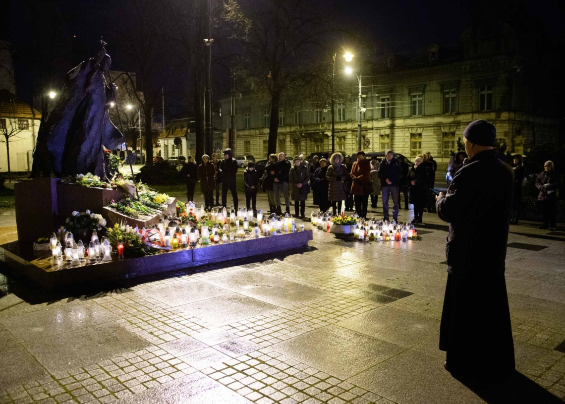18. rocznica śmierci Jana Pawła II - nocne czuwanie przed pomnikiem Ojca Świętego w Łodzi