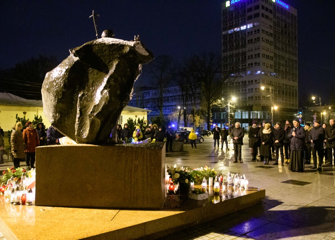 18. rocznica śmierci Jana Pawła II - nocne czuwanie przed pomnikiem Ojca Świętego w Łodzi