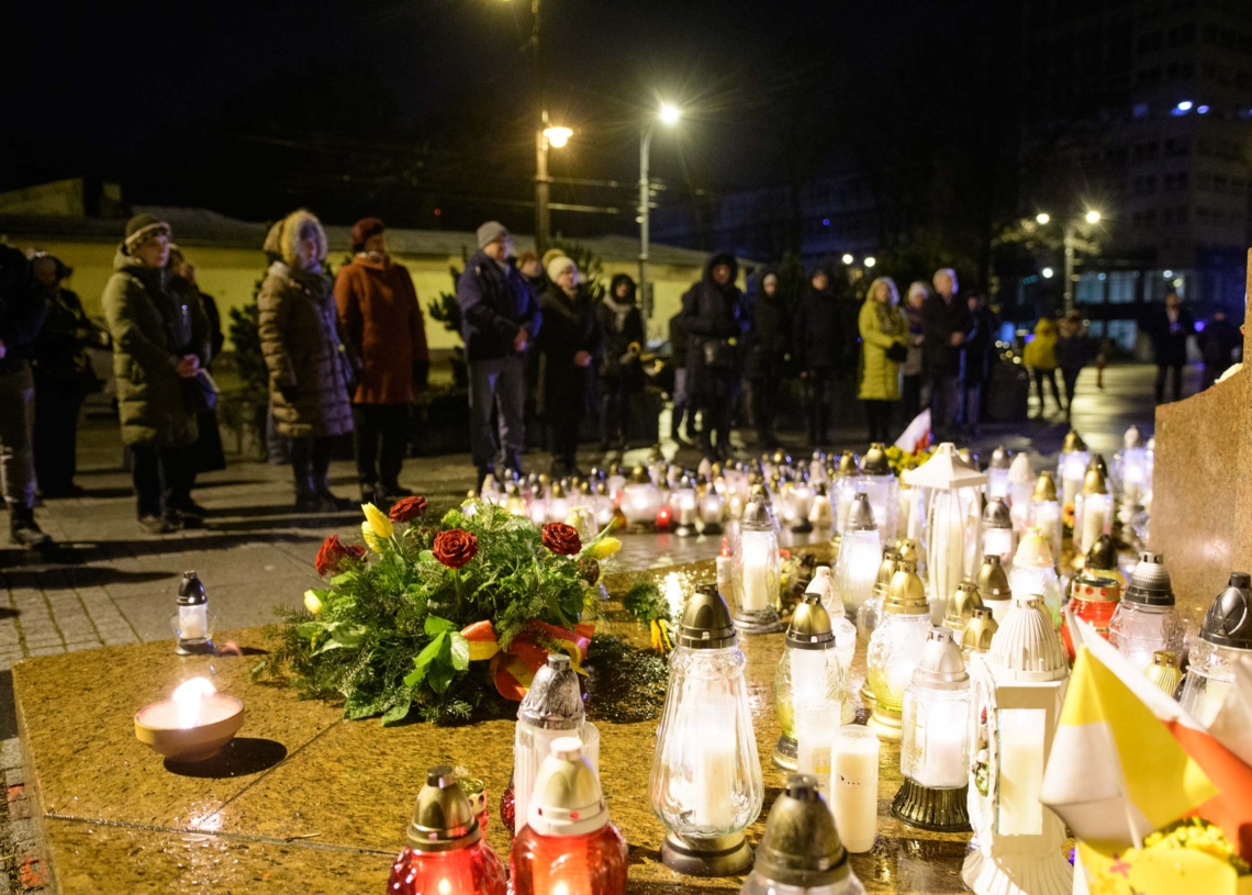 18. rocznica śmierci Jana Pawła II - nocne czuwanie przed pomnikiem Ojca Świętego w Łodzi