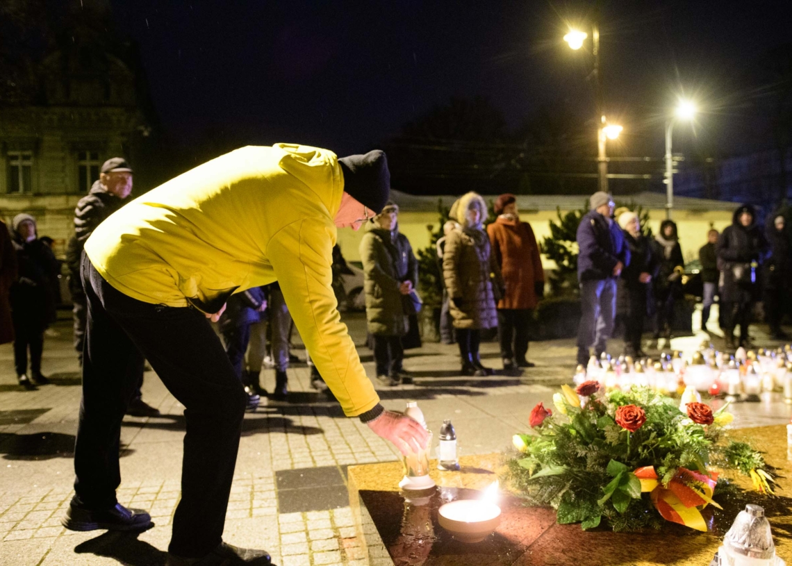 18. rocznica śmierci Jana Pawła II - nocne czuwanie przed pomnikiem Ojca Świętego w Łodzi