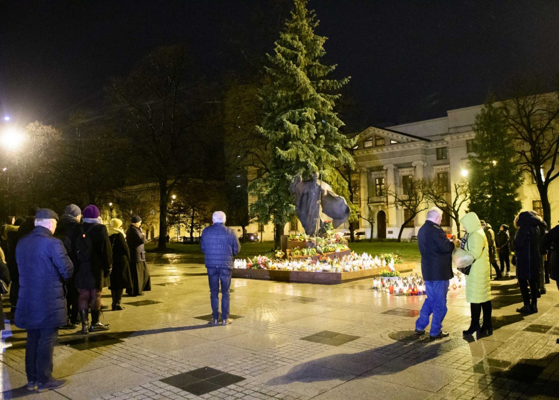 18. rocznica śmierci Jana Pawła II - nocne czuwanie przed pomnikiem Ojca Świętego w Łodzi