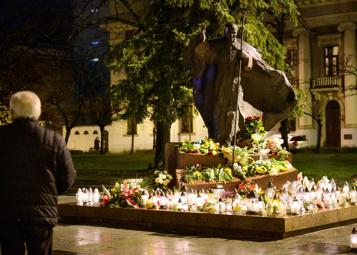 18. rocznica śmierci Jana Pawła II - nocne czuwanie przed pomnikiem Ojca Świętego w Łodzi