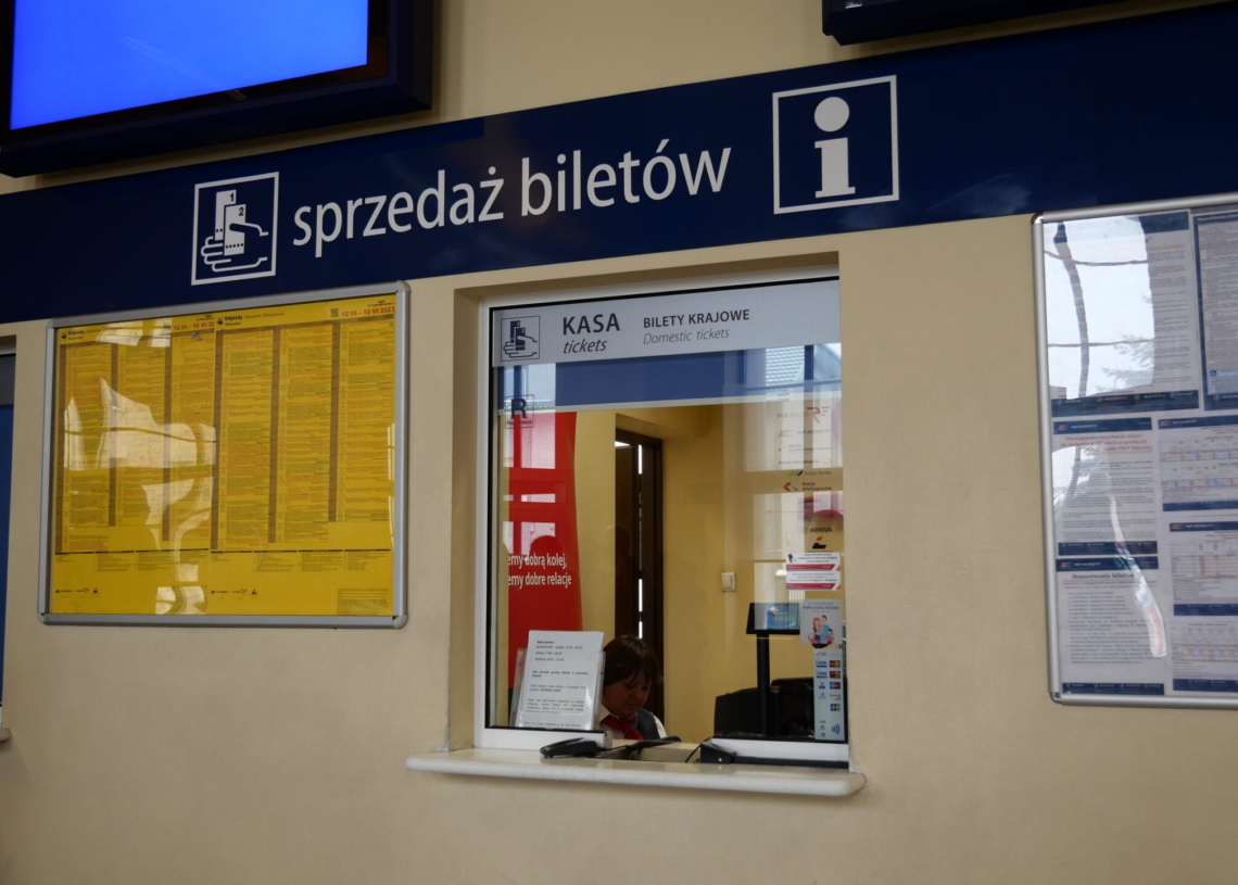 Dworzec w Radomsku znowu z czynną kasą biletową 1 Kasa biletowa - PKP. Dworzec Radomsko
