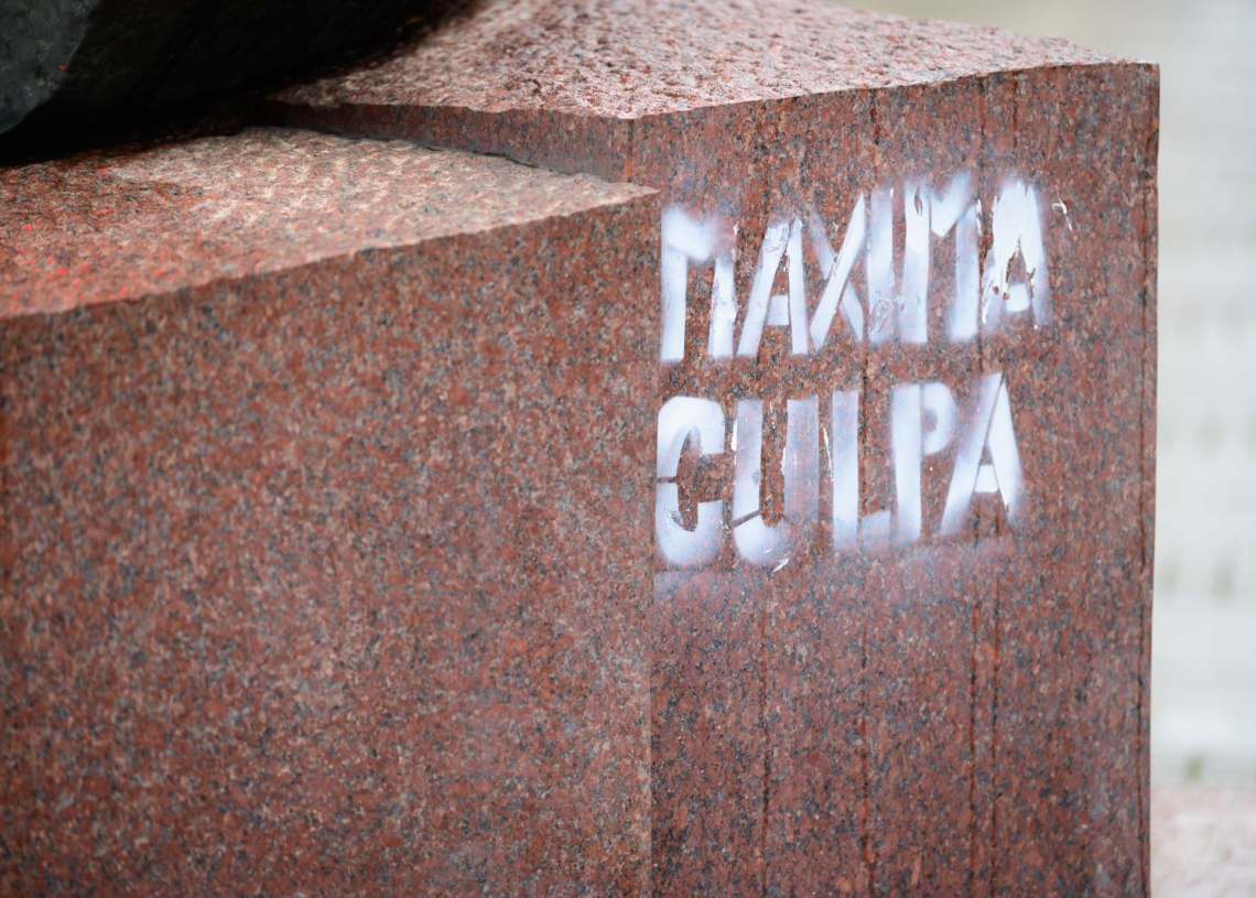 Pomnik Jana Pawła II pomazany farbą