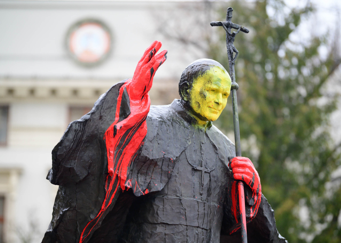Zatrzymano sprawcę pomazania pomnika Jana Pawła II