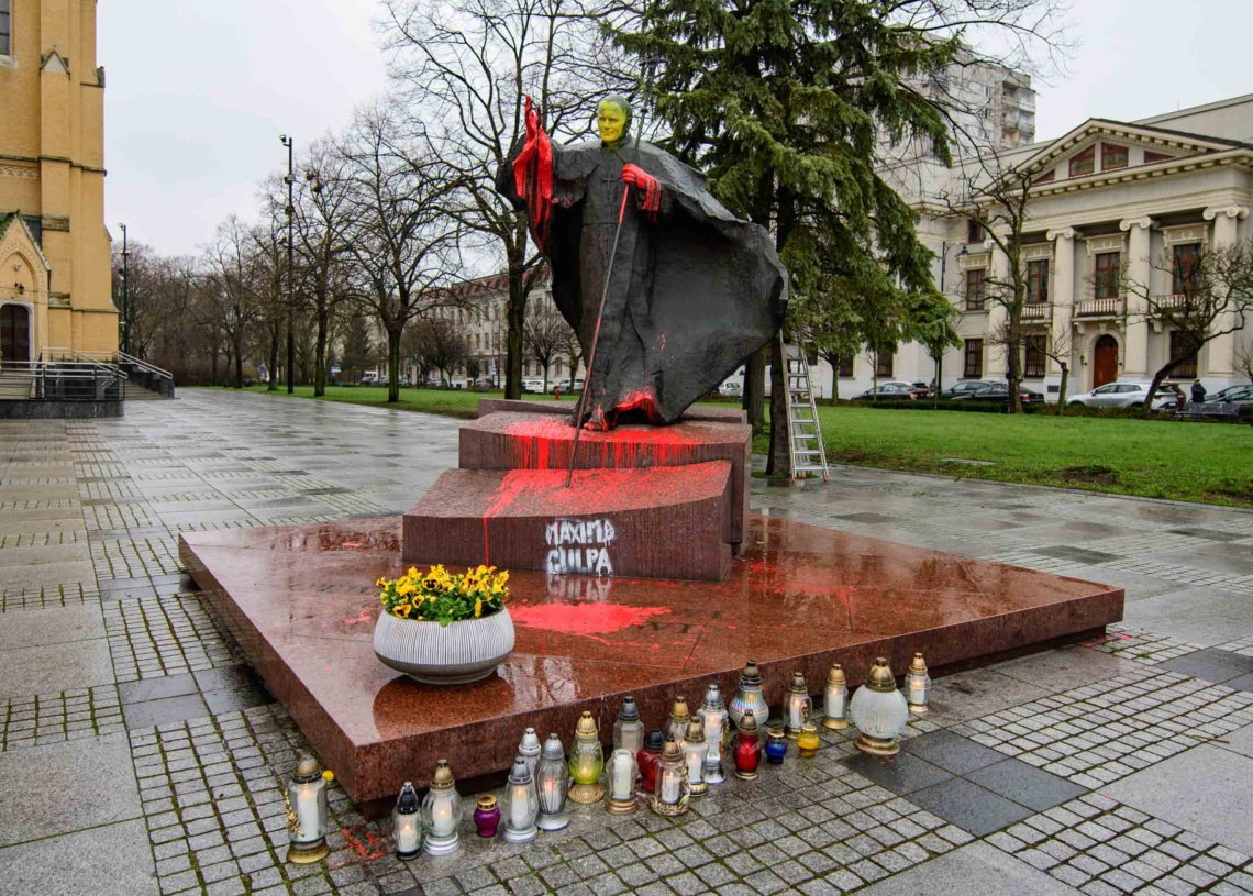Pomnik Jana Pawła II pomazany farbą