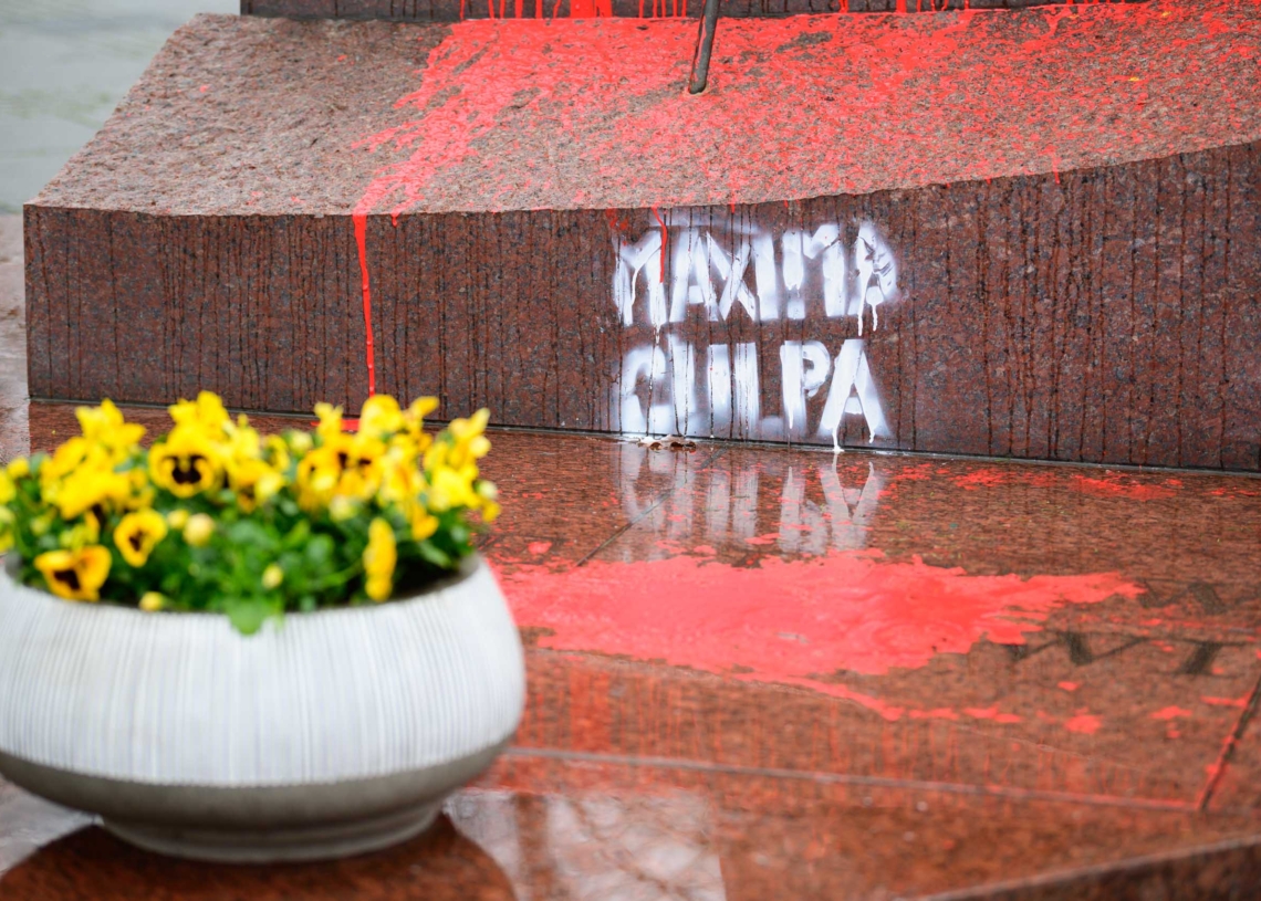 Pomnik Jana Pawła II pomazany farbą