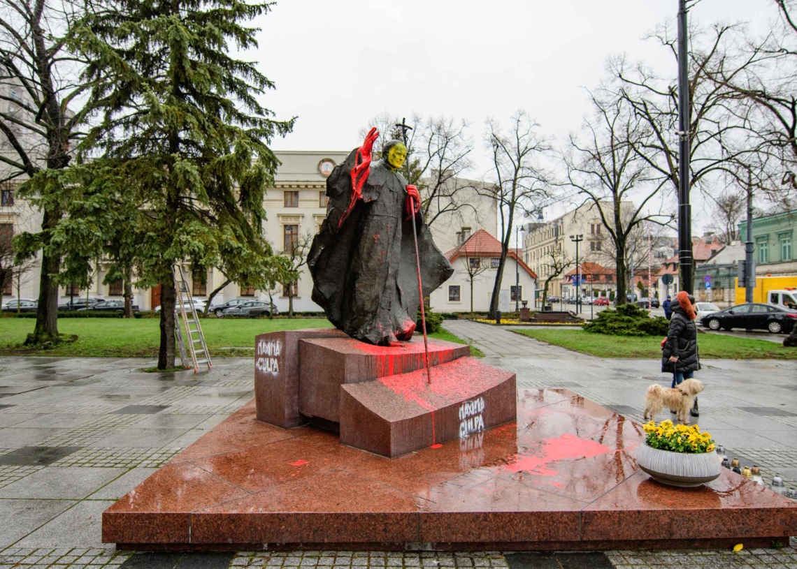 Pomnik Jana Pawła II pomazany farbą