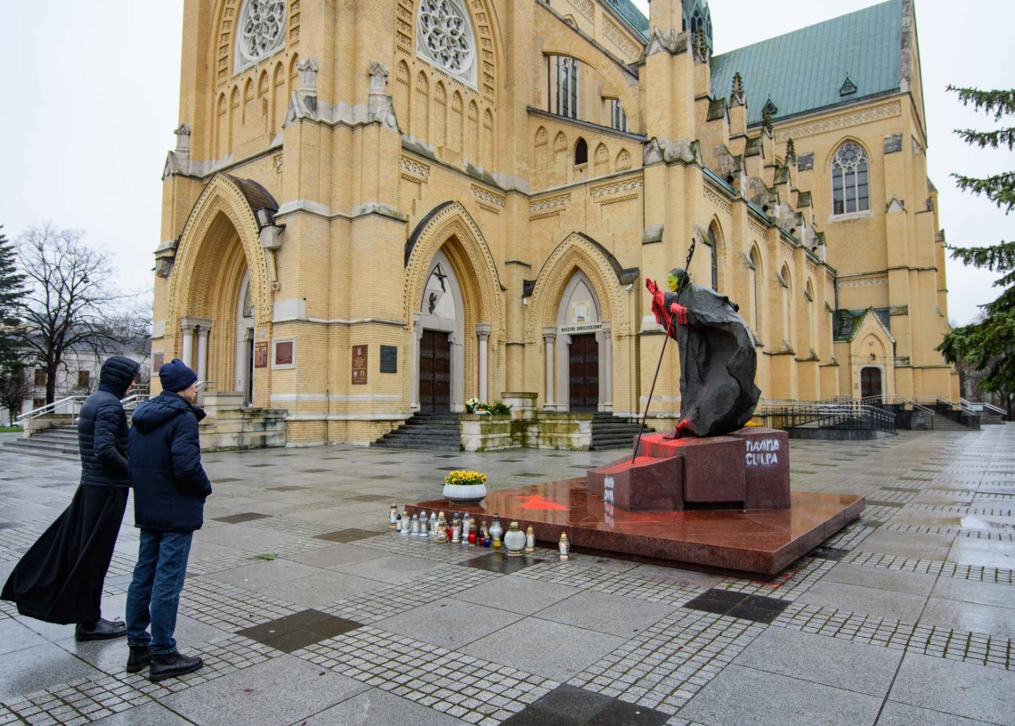 Pomnik Jana Pawła II pomazany farbą