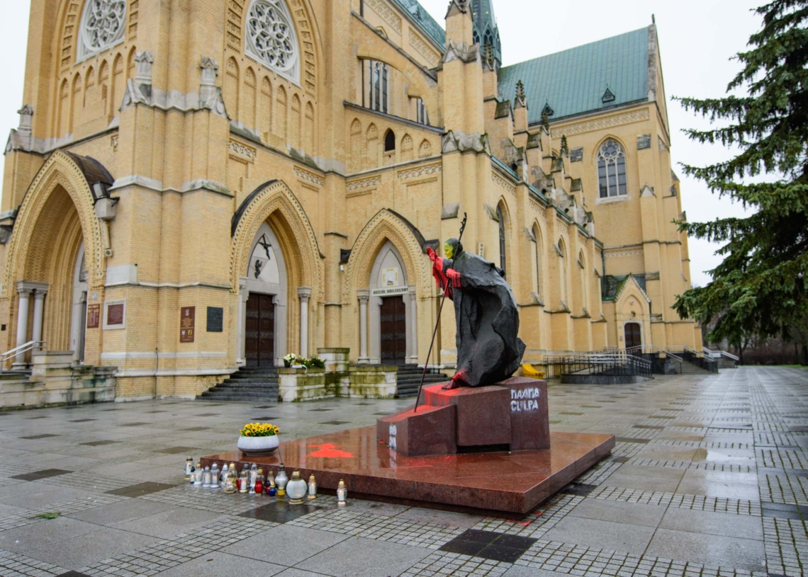 Pomnik Jana Pawła II pomazany farbą