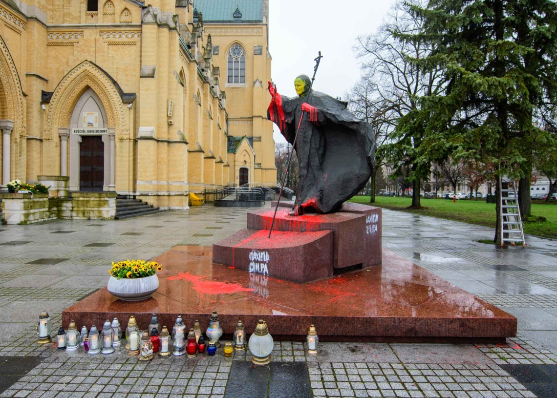 Pomnik Jana Pawła II pomazany farbą