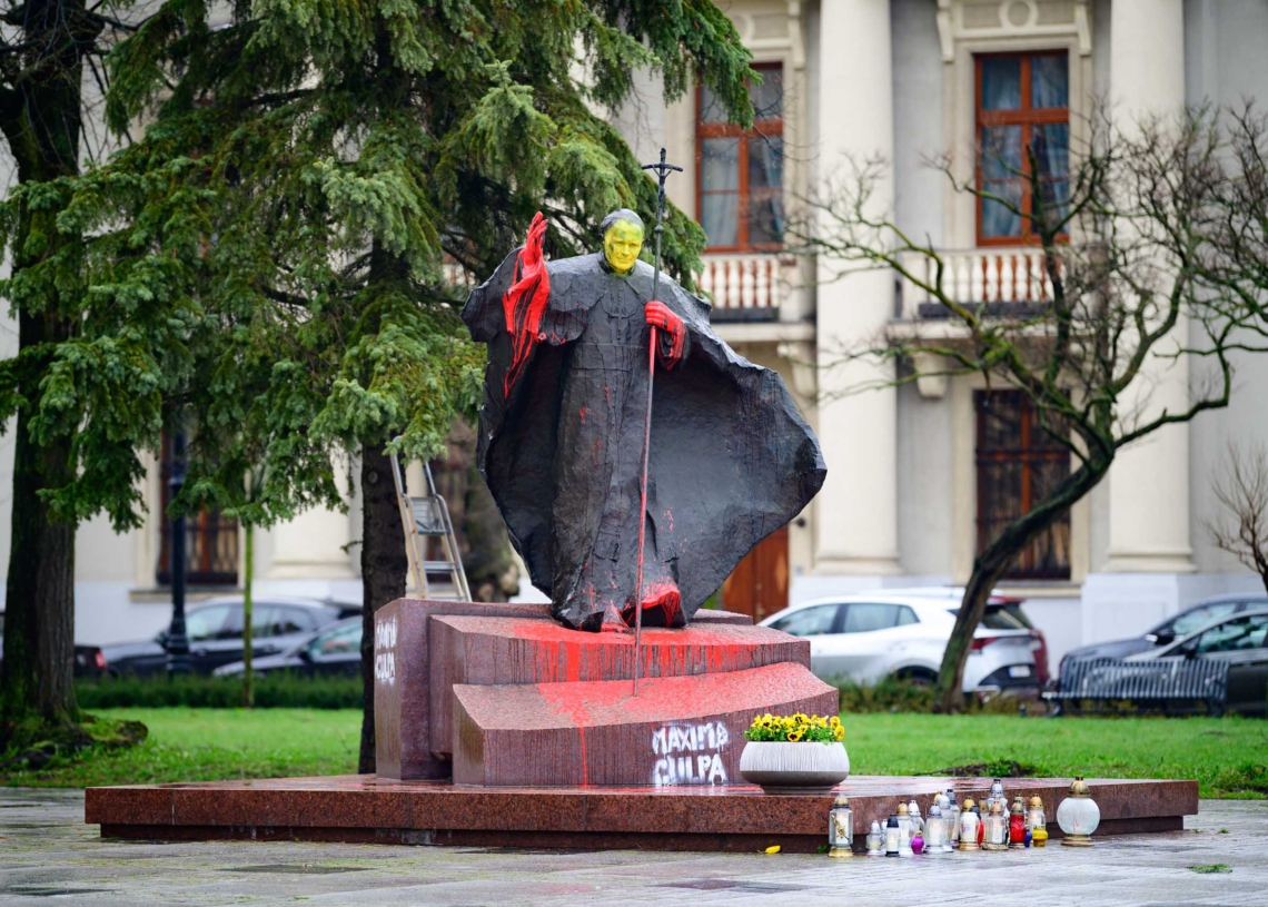 Pomnik Jana Pawła II pomazany farbą