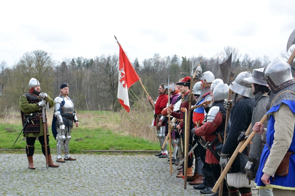 Blisko 100 rekonstruktorów bierze udział w Łżykwiacie Kasztelańskim na zamku w Inowłodzu [ZDJĘCIA]