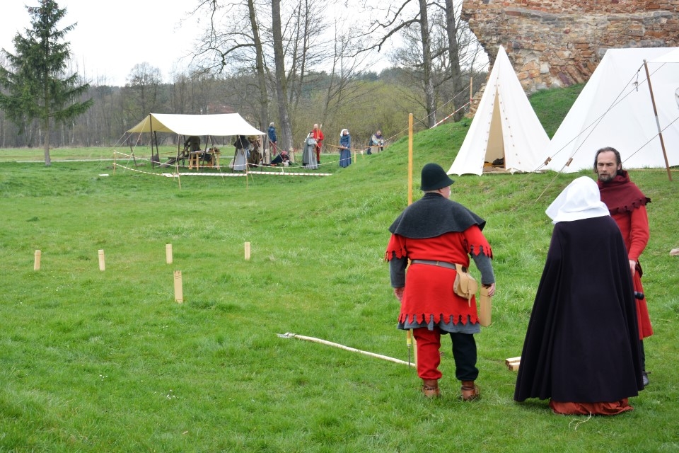 Blisko 100 rekonstruktorów bierze udział w Łżykwiacie Kasztelańskim na zamku w Inowłodzu [ZDJĘCIA]