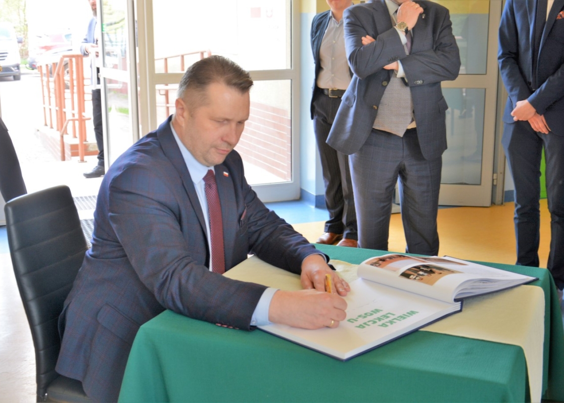 Minister Przemysław Czarnek gościł dzisiaj w I Liceum Ogólnokształcącym w Opocznie [ZDJĘCIA]