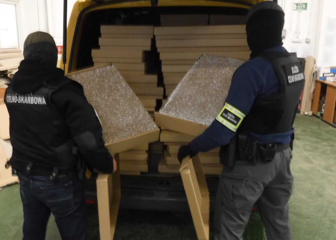 Łódzka KAS i CBŚP udaremniły transport 480 tys. sztuk nielegalnych papierosów