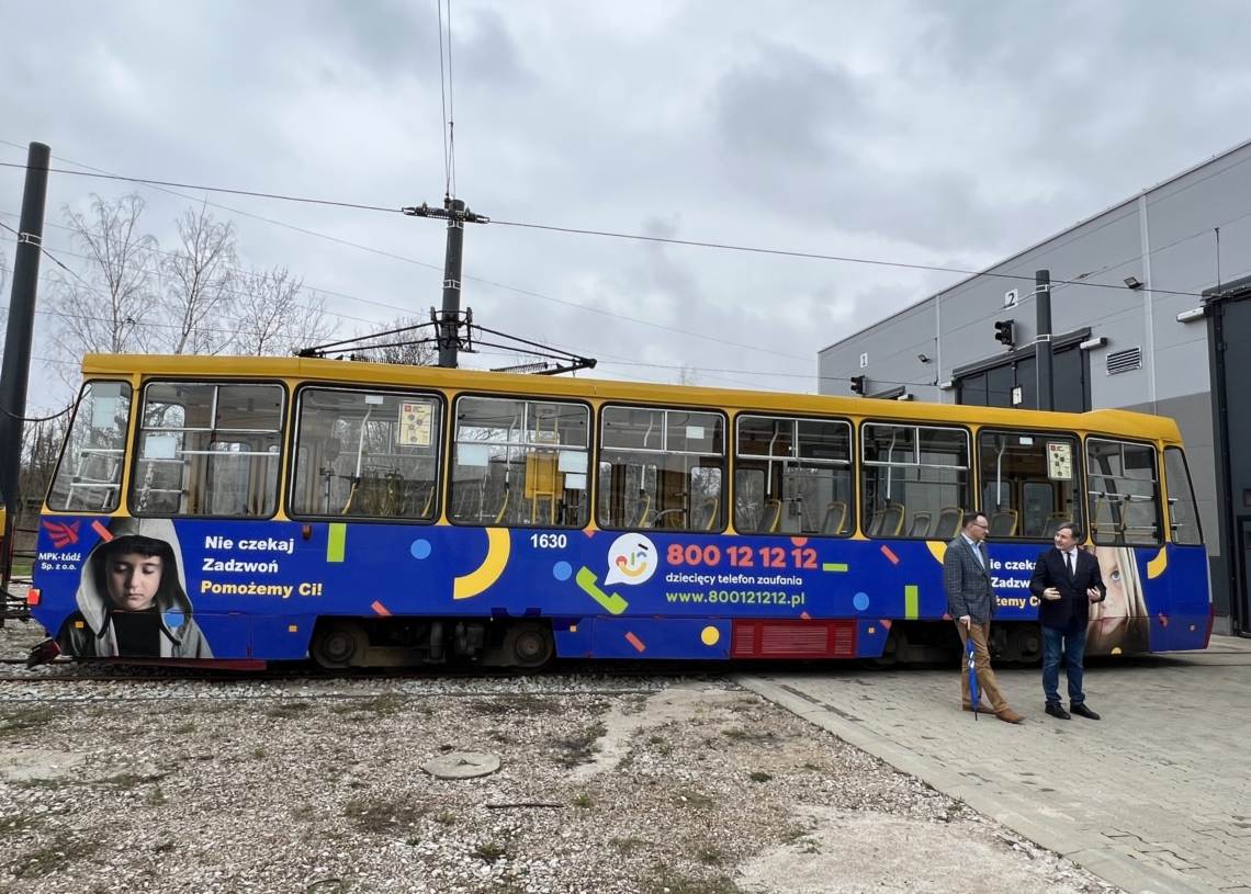 Tramwaj z reklamą Dziecięcego Telefonu Zaufania kursuje po łódzkich torach [ZDJĘCIA]