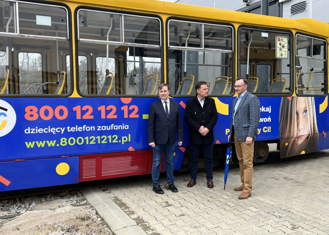 Tramwaj z reklamą Dziecięcego Telefonu Zaufania kursuje po łódzkich torach [ZDJĘCIA]