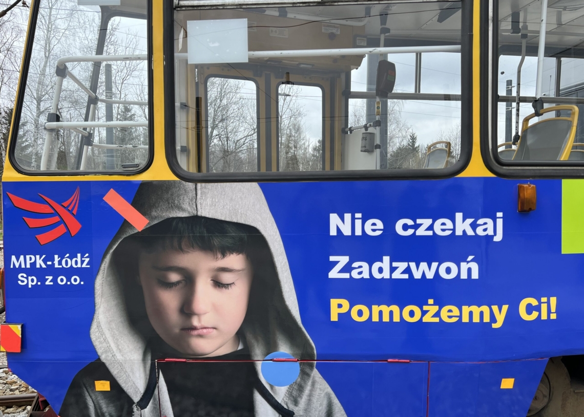 Tramwaj z reklamą Dziecięcego Telefonu Zaufania kursuje po łódzkich torach [ZDJĘCIA]