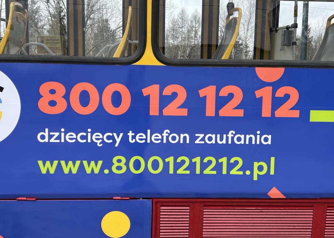 Tramwaj z reklamą Dziecięcego Telefonu Zaufania kursuje po łódzkich torach [ZDJĘCIA]