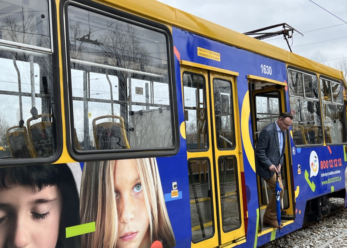 Tramwaj z reklamą Dziecięcego Telefonu Zaufania kursuje po łódzkich torach [ZDJĘCIA]