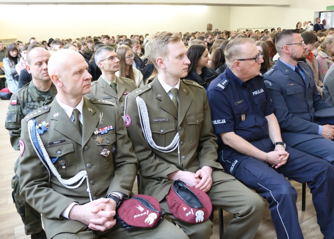Marcin Ociepa z wizytą w Łódzkiem. Wiceszef MON mówił o konsekwencjach wojny na Ukrainie, uczestniczył w otwarciu wirtualnej strzelnicy w Kietlinie [ZDJĘCIA]