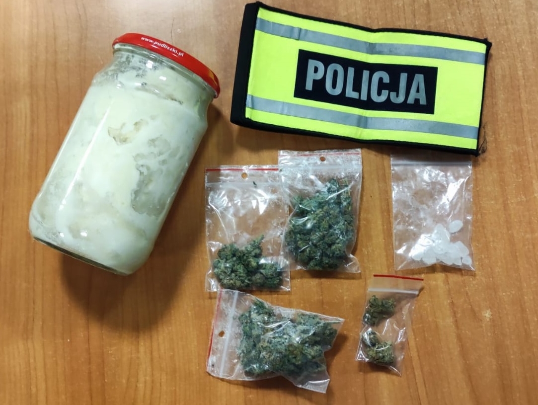 Narkotyki w mieszkaniu na Piotrkowskiej. Dilerzy próbowali je ukryć w... muszli klozetowej 1 Narkotyki w mieszkaniu przy Piotrkowskiej