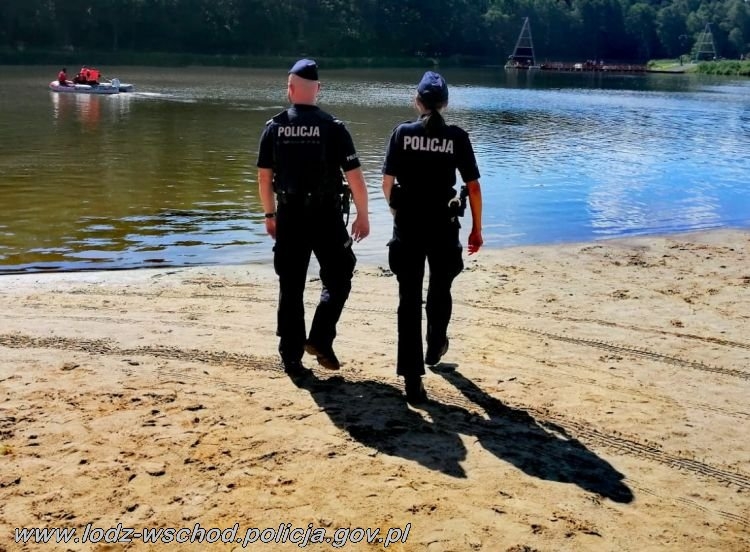 Gmina Nowosolna: policjant uratował tonącego psa 1 Policjant uratował tonącego psa