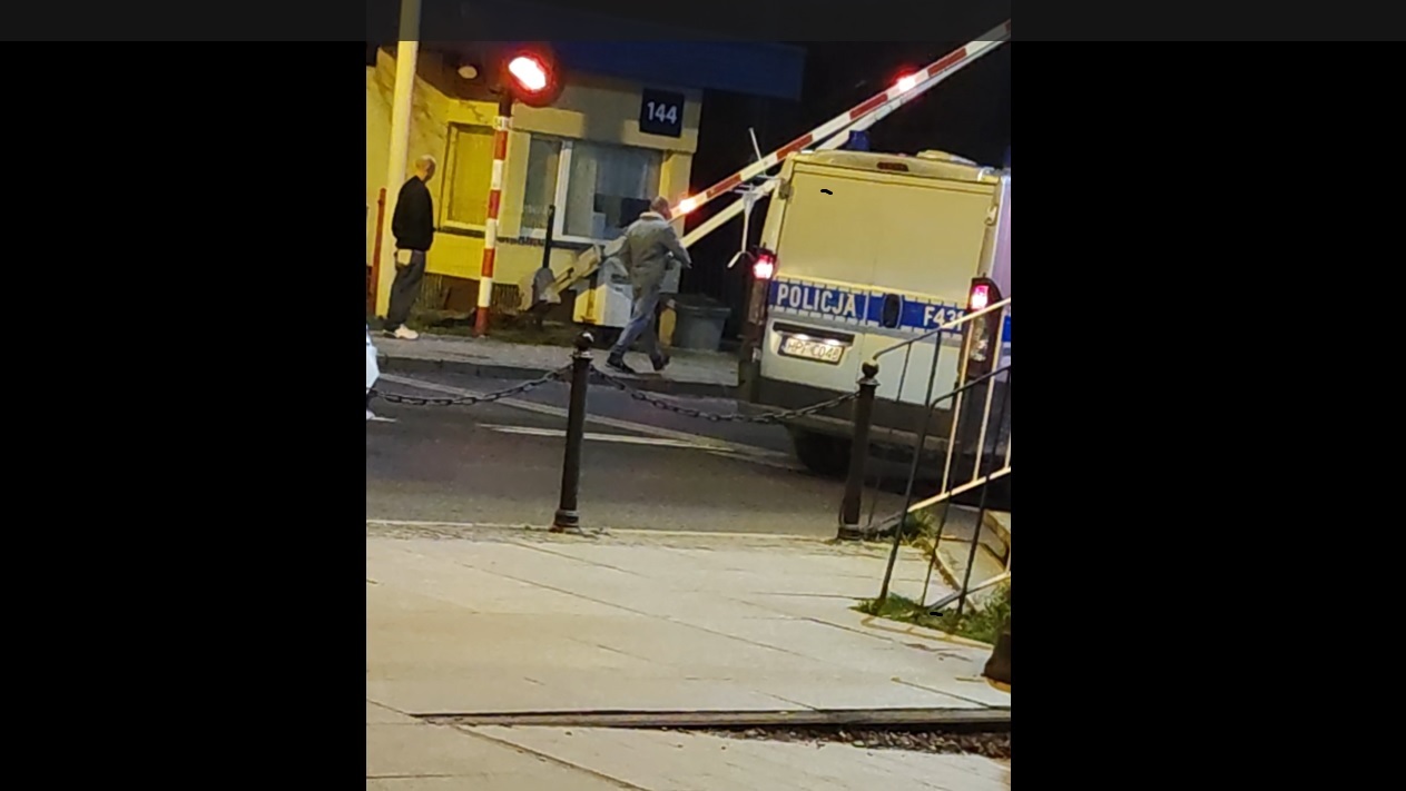 Policjanci przejechali radiowozem na czerwonym