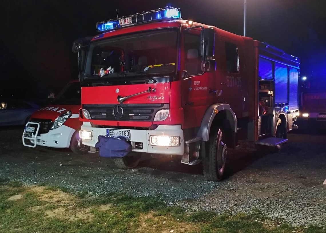 Dwóch 14-latków utknęło na bagnach w gminie Warta. Strażakom udało się ich uratować