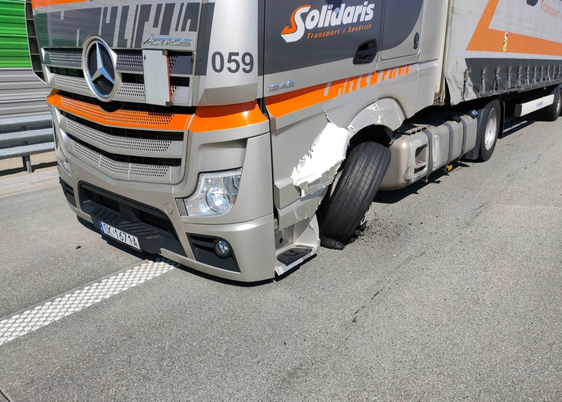 Wypadek na A1 w kierunku Katowic. Zderzenie 2 osobówek i ciężarówki