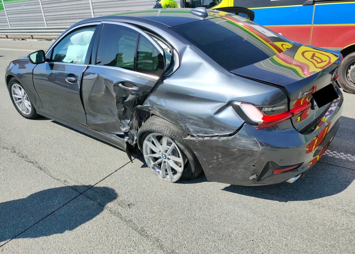 Wypadek na A1 w kierunku Katowic. Zderzenie 2 osobówek i ciężarówki