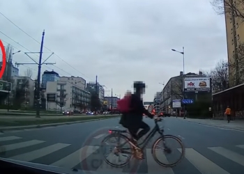 Rowerem na czerwonym przez al. Piłsudskiego