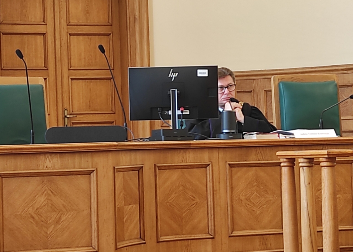 Autor kontrowersyjnego projektu „Wagina polska” przed sądem. Jest oskarżony o znieważenie symboli państwowych i religijnych [ZDJĘCIA]