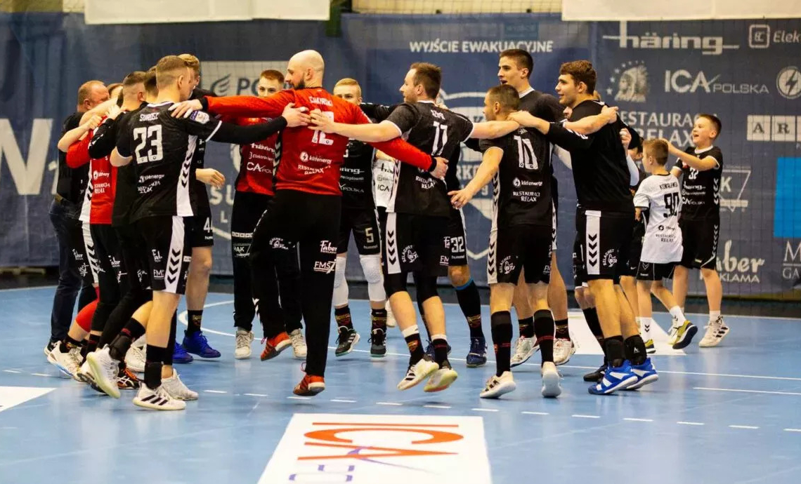 Piotrkowianin wygrał po raz trzeci z rzędu. Znacząco wzrosły szanse na utrzymanie 1 Piotrkowianin pokonał 26:20 Energę MKS Kalisz w meczu 21. kolejki PGNiG Superligi