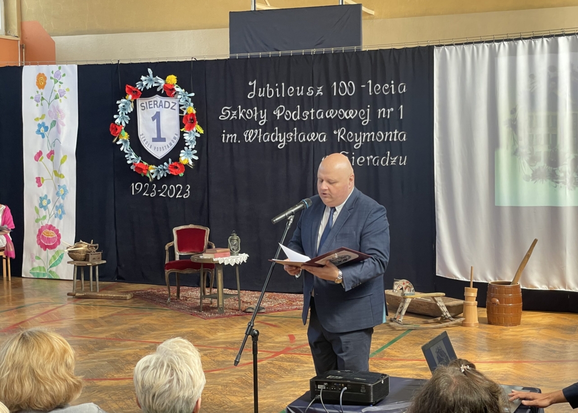 100-lecie Szkoły Podstawowej nr 1 w Sieradzu. Uroczysta gala i wyjątkowy mecz [ZDJĘCIA]