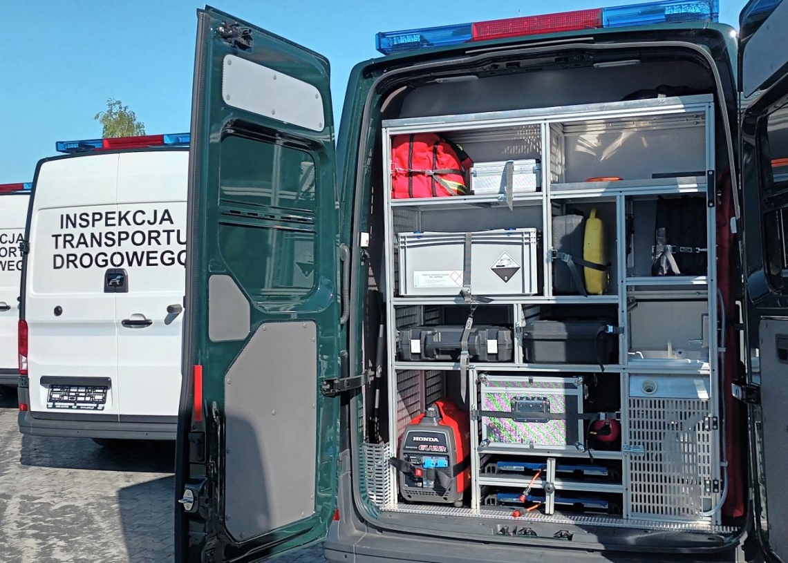 Inspekcja Transportu Drogowego odebrała w Kutnie 10 nowych furgonów [ZDJĘCIA]