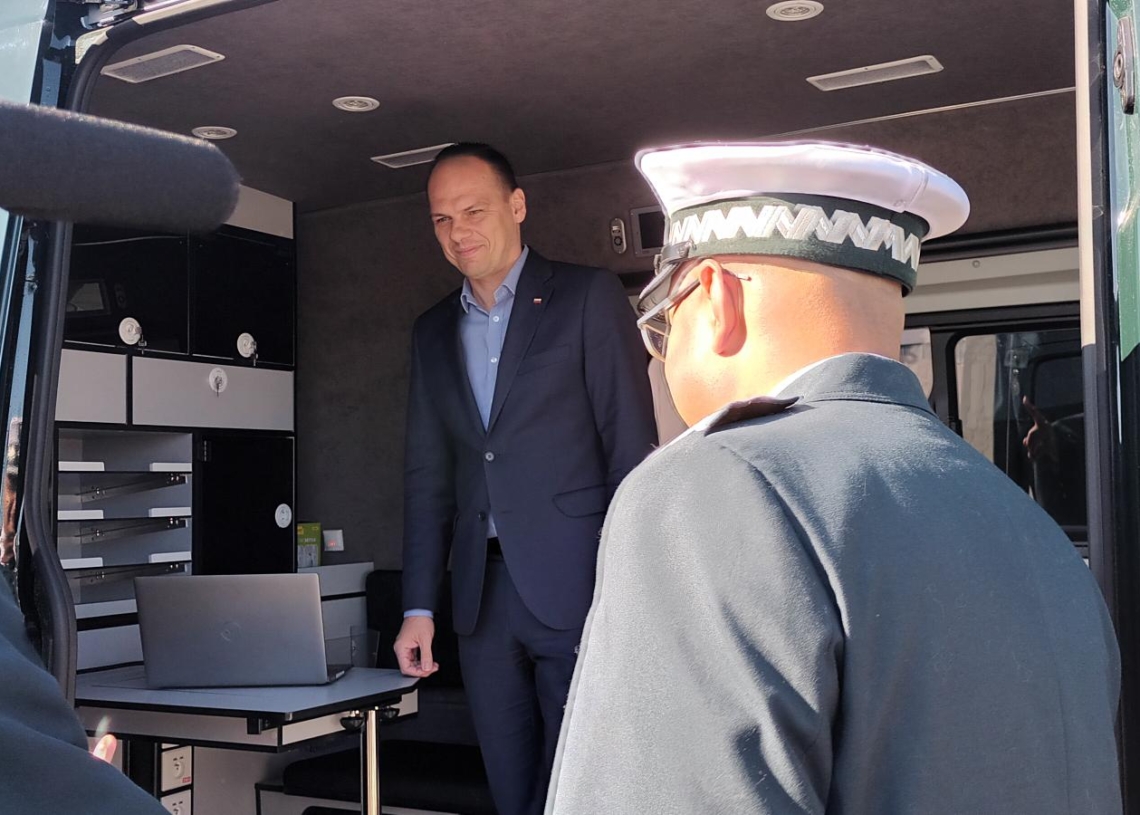Inspekcja Transportu Drogowego odebrała w Kutnie 10 nowych furgonów [ZDJĘCIA]