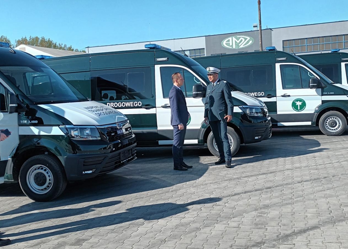 Inspekcja Transportu Drogowego odebrała w Kutnie 10 nowych furgonów [ZDJĘCIA]