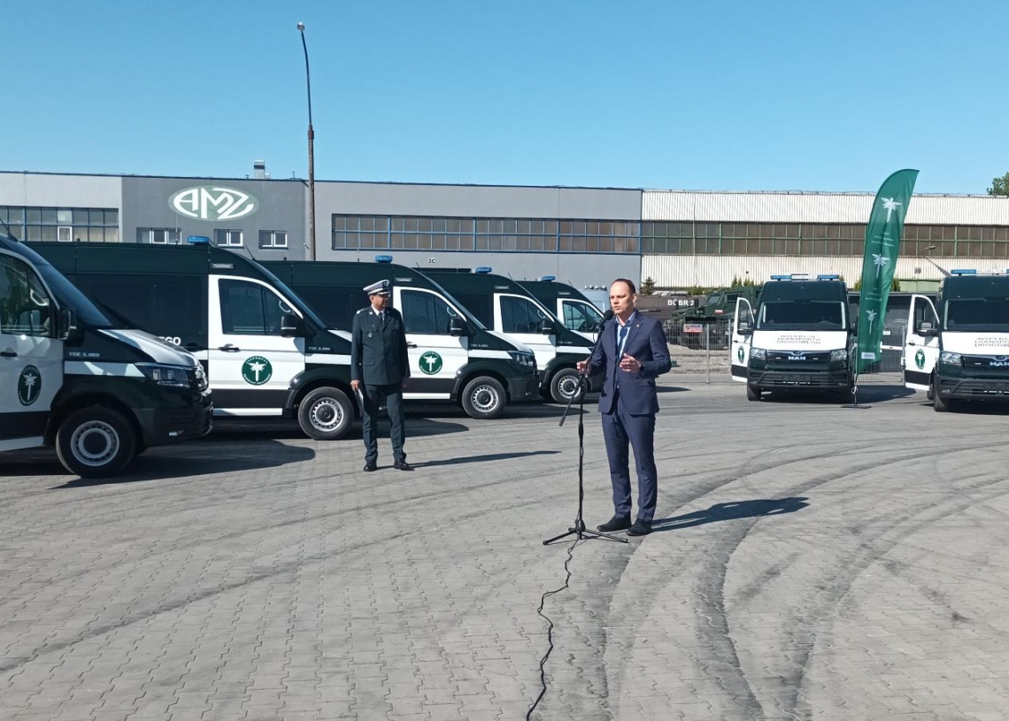 Inspekcja Transportu Drogowego odebrała w Kutnie 10 nowych furgonów [ZDJĘCIA]
