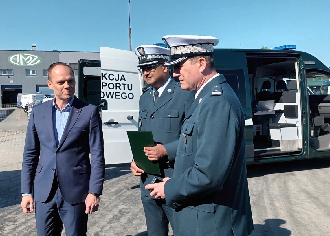 Inspekcja Transportu Drogowego odebrała w Kutnie 10 nowych furgonów [ZDJĘCIA]