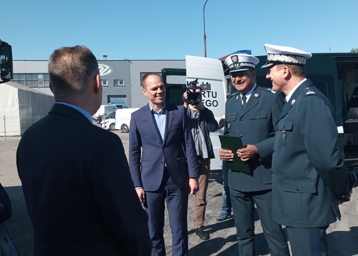 Inspekcja Transportu Drogowego odebrała w Kutnie 10 nowych furgonów [ZDJĘCIA]