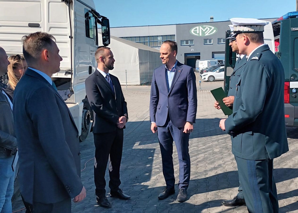 Inspekcja Transportu Drogowego odebrała w Kutnie 10 nowych furgonów [ZDJĘCIA]